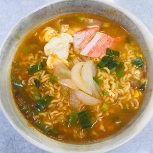 新玉ねぎとカニかま、落とし卵のラーメン